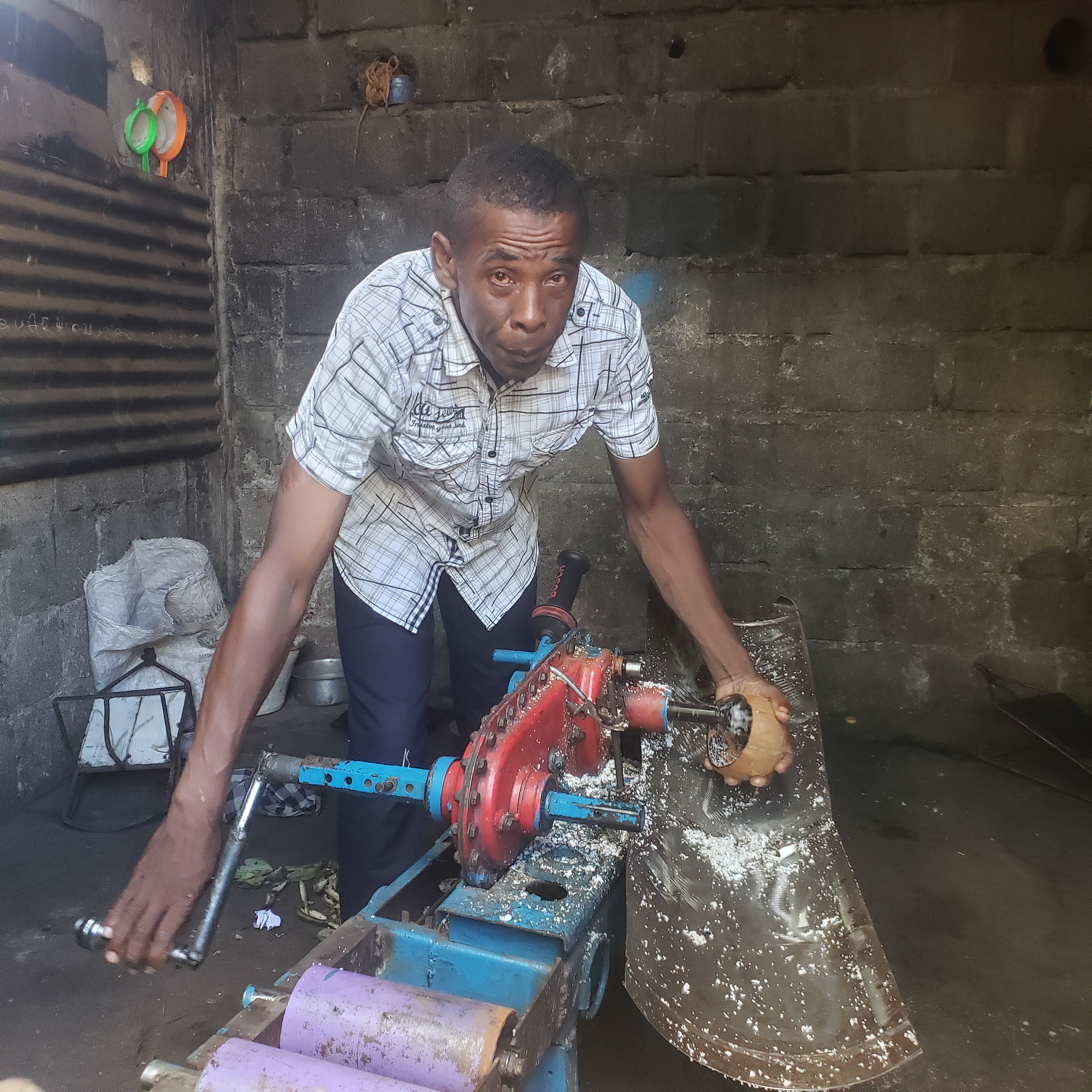 image Fundi Abdou invente une râpeuse de noix de coco